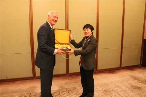 任爱荣会见美国阿肯色州州长阿萨·哈钦...